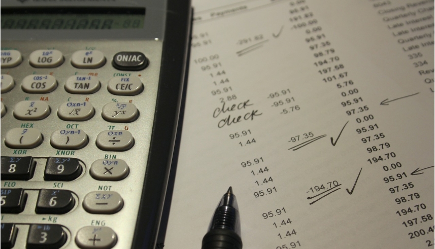 金吾财讯 | 交银国际发布汽车行业月报，1月车市因政策调整及消费透支承压，合资品牌表现相对抗跌。1月全国乘用车零售量为154.4万辆，同比下滑13.9%。自主品牌当月零售89万辆，同比下降18%，市场份额缩窄3.5个百分点至57.5%；合资品牌零售47万辆，同比仅微降4%，其中德系与日系份额分别提升1.4和2.1个百分点至19.8%和15.5%。1月新能源渗透率回落至38.6%，环比下滑20.5个百分点。出口延续强劲势头，新能源占比逼近50%。1月乘用车出口（含整车与CKD）共计57.6万辆，同比增长52.0%，新能源乘用车出口28.6万辆，同比增长103.6%；其占出口总量比重升至49.6%，同比提升12.5ppts。该机构指，1Q26车市受季节性因素叠加前期消费透支影响，整体表现相对平淡。尽管“以旧换新”政策延续提供了底部支撑，但终端观望情绪较重，导致部分需求递延释放。展望后续，随着各地细则加速落地，车市景气度有望逐步回暖。出口方面，受益于中欧、中加关税谈判的积极进展，以及自主品牌全球化战略深入，新能源出海正从单纯的贸易出口向“产业链出海”模式进阶。个股方面，建议关注：小鹏汽车（9868HK/XPEVUS/买入）全新P7/增程车型陆续上市，同时海外本地化生产逐步落地，带动销量和毛利率提升；吉利汽车（175HK/买入）私有化极氪后推动内部资源整合；比亚迪（1211HK/买入）海外产能进入放量期，海外销量的增长有望进一步优化利润结构。