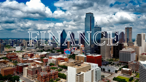 金吾財訊 | 萬國數據(GDS)盤前漲超2%，截至發稿，報46.35美元。消息面上，引述消息人士稱，總部位於新加坡的數據中心運營商DayOne Data Centers Ltd.，已選定摩根大通和摩根士丹利負責協助籌劃一項可能集資約50億美元的美國首次公開招股。美銀及花旗亦參與工作。此前消息人士曾表示，該公司一直尋求在此次最早可能於今年進行的上市中，獲得高達200億美元的估值。DayOne，前身爲GDS International，上月完成了超過20億美元的C輪融資，由現有投資者Coatue Management領投。萬國數據持有DayOne35.6%非控股股權。DayOne的數據中心遍佈新加坡、馬來西亞、印尼、泰國、香港、東京及芬蘭。