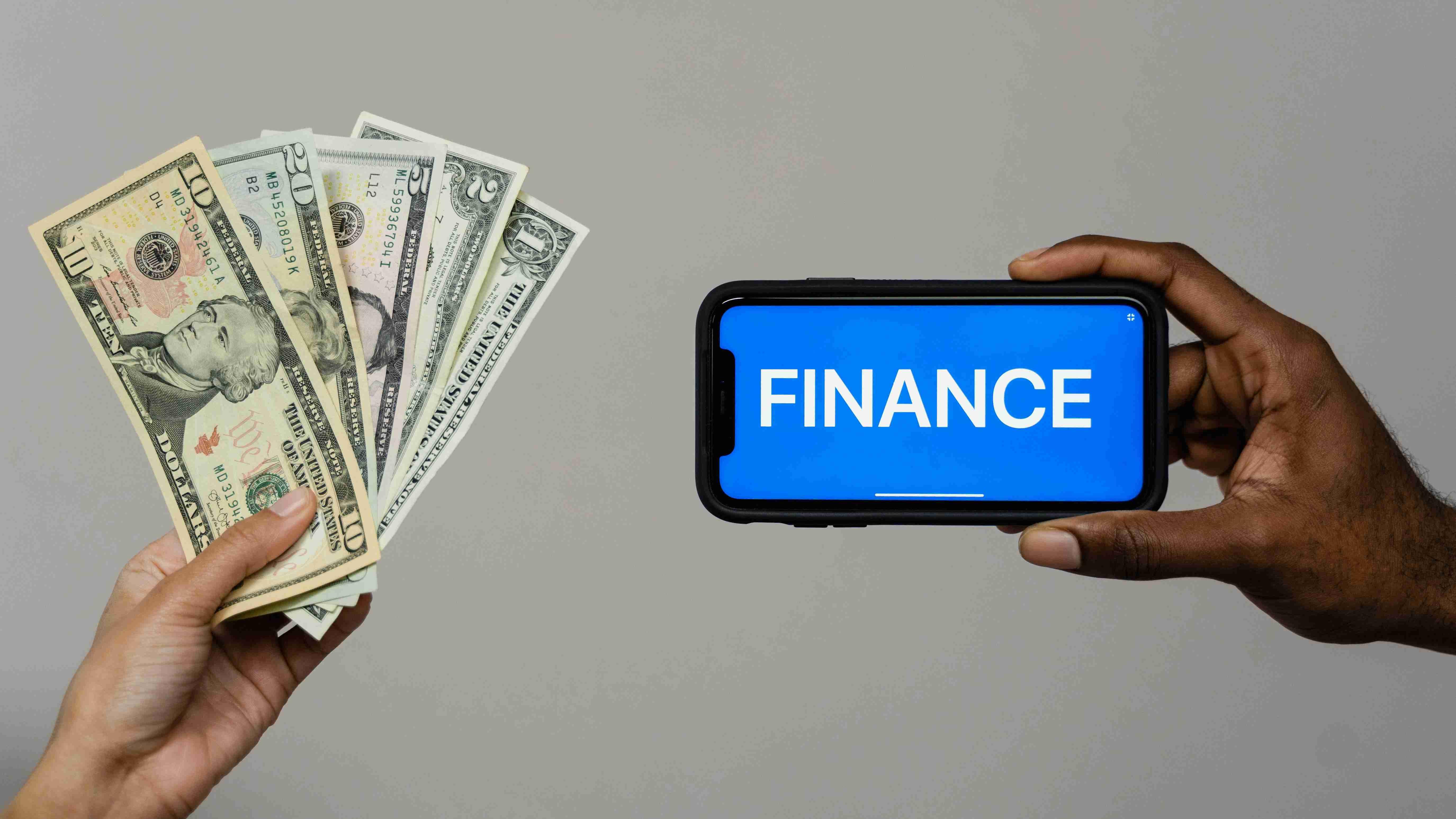 金吾财讯 | 据新华社报道，2026年春节假期，人民群众参与文化和旅游活动的需求集中释放。为维护良好节日氛围，文化和旅游部日前选取13例出境游客遭遇强制消费、“洗脑”购物，领队收受回扣、旅行社组织游客参加违法活动的典型案例予以公布。有关通报要求各地文化和旅游行政部门、文化市场综合执法机构加大监管执法力度，并提醒广大游客提高风险防范意识，选择境内正规旅行社提供服务，出行前签订并妥善保存《团队出境旅游合同》，不跟随来历不明的旅游团出行，及时留存违法线索及证据，共同维护安宁祥和的节日旅游市场环境。