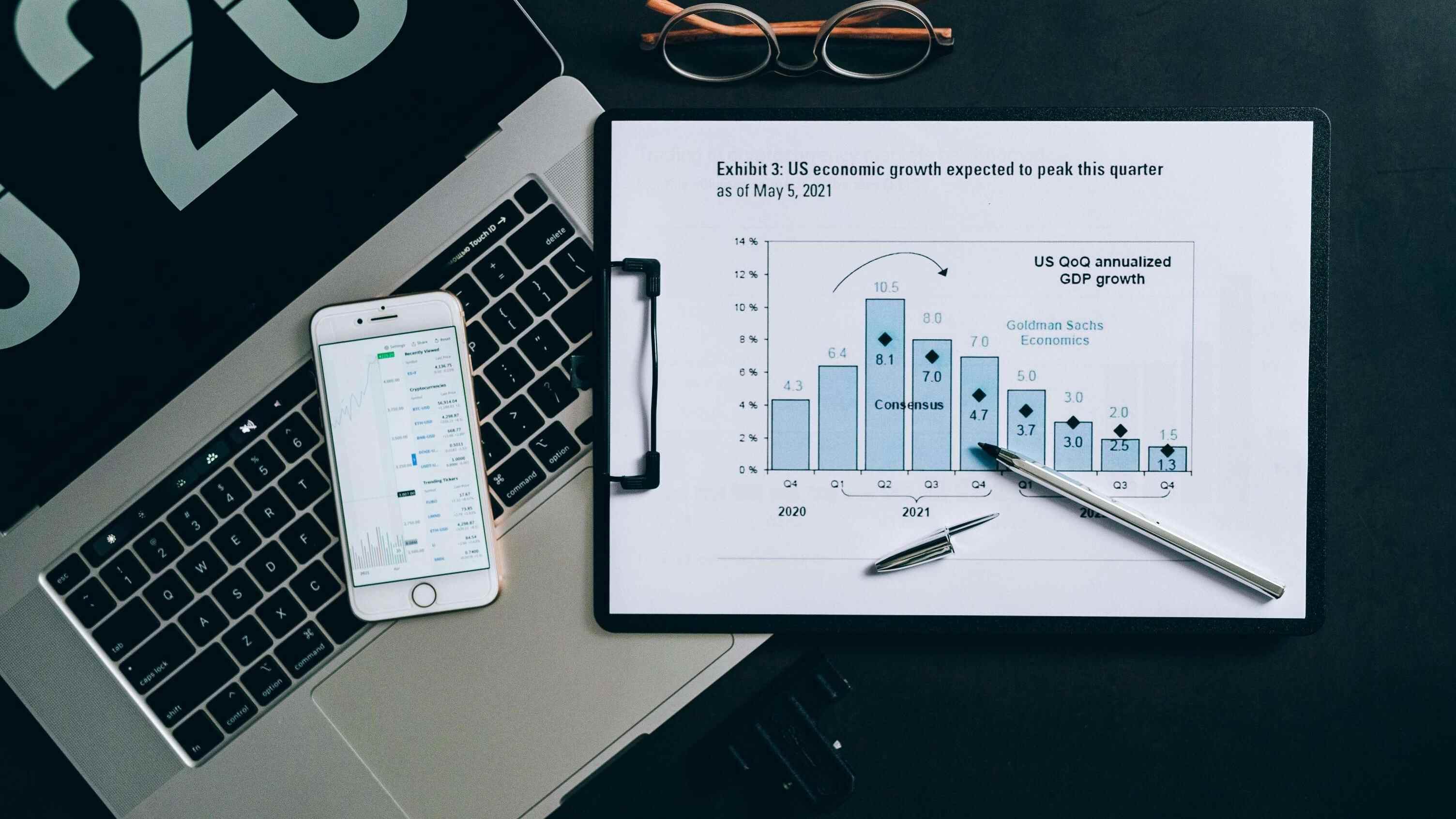 金吾财讯 | 华泰证券表示，春节期间港股市场内部分化加大，AI新势力与互联网巨头走势背离，消费数据亮点尽显但未明显提振板块表现，涨幅依然集中在科技和周期行业。展望来看，短期提示投资者防范指数和港股通调整日前后相应抢跑个股的波动风险。中期配置上，科技和周期耗材仍是清晰主线。