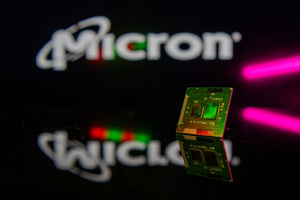 TradingKey - 2026년부터 AI 인프라 지출의 급격한 확대와 제한적인 신규 생산 능력으로 인해 메모리 산업이 ‘슈퍼 사이클’에 진입했다. 이에 힘입어 올해 메모리 관련주들은 전반적으로 랠리를 기록했다. 마이크론(MU)은 54% 상승했으며, 한국 증시에 상장된 삼성전자와 SK하이닉스도