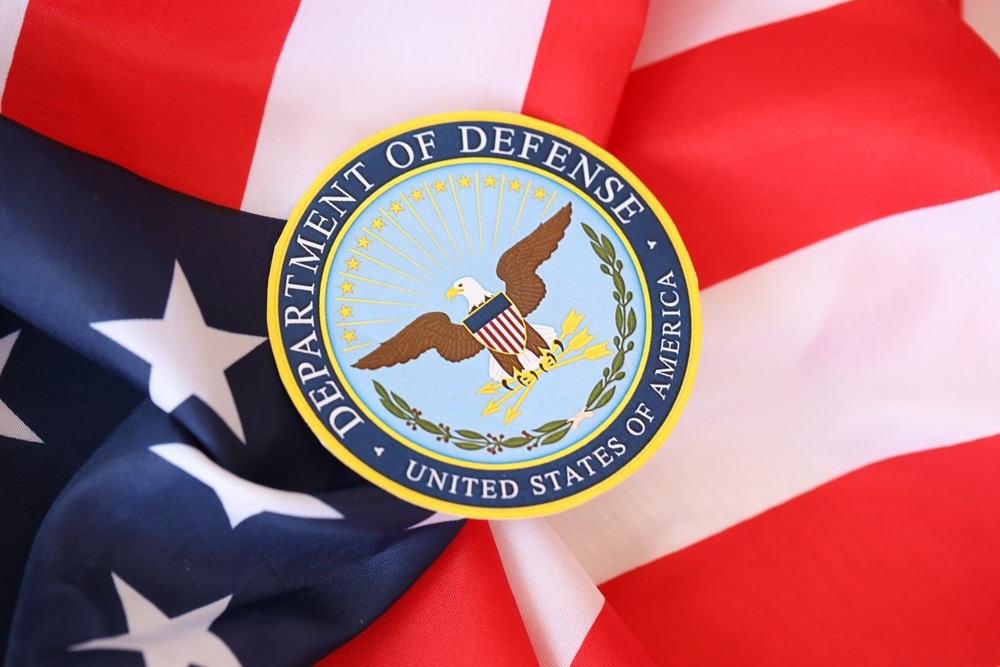 TradingKey - 根据《The Information》信息，谷歌（GOOG）（GOOGL）与美国国防部签署协议，允许五角大楼将谷歌AI用于“任何合法的政府目的”。这标志着谷歌已与OpenAI及马斯克的xAI一起，成为与五角大楼签署机密AI使用协议的科技公司。该协议要求谷歌根据政府要求，协助调整其AI安全设置与过滤器，而本条款的宽松程度，被认为超过OpenAI今年2月与五角大楼达成的协议。