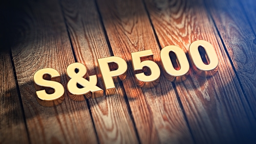 TradingKey – Der S&P 500 Index verzeichnete zuletzt eine Volatilität auf hohem Niveau. Zum US-Börsenschluss am 16. Juli notierte der S&P 500 Index bei 7.533,77 Punkten, was einem Rückgang von 0,51 % an diesem Tag entspricht. Trotz des kurzfristigen Rücksetzers deuten technische Indikatoren darauf hin, dass der mittel- bis langfristige Aufwärtstrend intakt bleibt, und Institutionen behalten weiterhin einen positiven Ausblick für die Zukunft des S&P 500 bei.