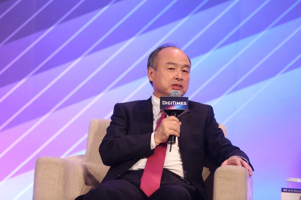 TradingKey - 7月14日のアジア市場の取引時間中、ソフトバンクグループの孫正義氏は、都内で開催された年次法人向け会議において、人工知能(AI)分野には2040年までに年間5兆ドル(約800兆円)の投資が必要になるとの予測を示した。同氏は、AIバブルに関する市場の懸念を「馬鹿げている」と一蹴した。