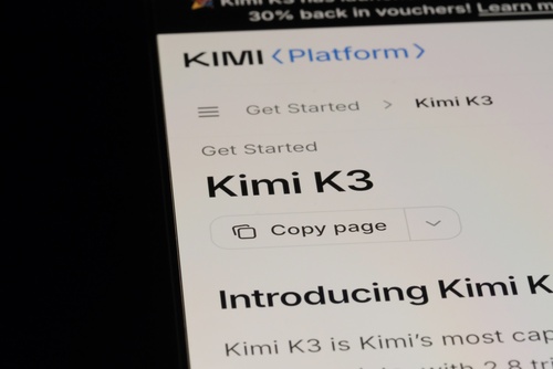 Tradingkey - Michael Kratsios, Director of the White House Office of Science and Technology Policy (OSTP), called out Chinese AI company Moonshot AI on the social media platform X, accusing it of acquiring servers equipped with NVIDIA GB300 (Blackwell series) chips through Thailand to train its Kimi K3 model and building a "complex internal platform" for large-scale distillation of U.S. models. This marks the second time in just two days that the Trump administration has issued a warning regarding "intellectual property theft" by Chinese AI models. Following Treasury Secretary Scott Bessent's threat of sanctions against Kimi just a day earlier, these latest allegations, which include specific chip models, represent a significant escalation in signaling.