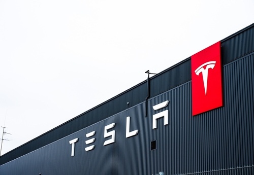 Tradingkey - On July 22, Eastern Time, shares of Tesla (TSLA) fell over 3% at one point following the release of its Q2 2026 earnings report. As of press time, the stock remained down 2.82% at $363.45. During the period, Tesla's revenue increased 26% year-on-year to $28.236 billion, significantly exceeding market expectations of $25.71 billion. This was primarily driven by strong performance in automotive revenue; Tesla stated that vehicle deliveries reached a record high in the second quarter, with continued growth in new markets and steady performance in mature markets.