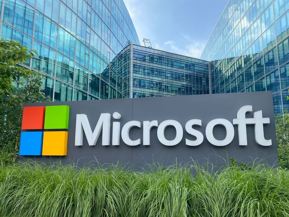 Tradingkey - 微软（MSFT）在发布2026财年第四季度财报后，股价升超460美元关口，距离前高的466.32美元仅有1美元的涨幅。从财报来看，催化股价走强的重点在于其证明了AI变现进入加速轨道，这也侧面证明投资者对AI投入回报率的关  注度进一步上升。微软股价为什么会上涨？微软整份财报中最关键的一点，也是推升其股价上涨的最重要因素便是AI变现的可持续性。能证明的关键指标之一是，Azure