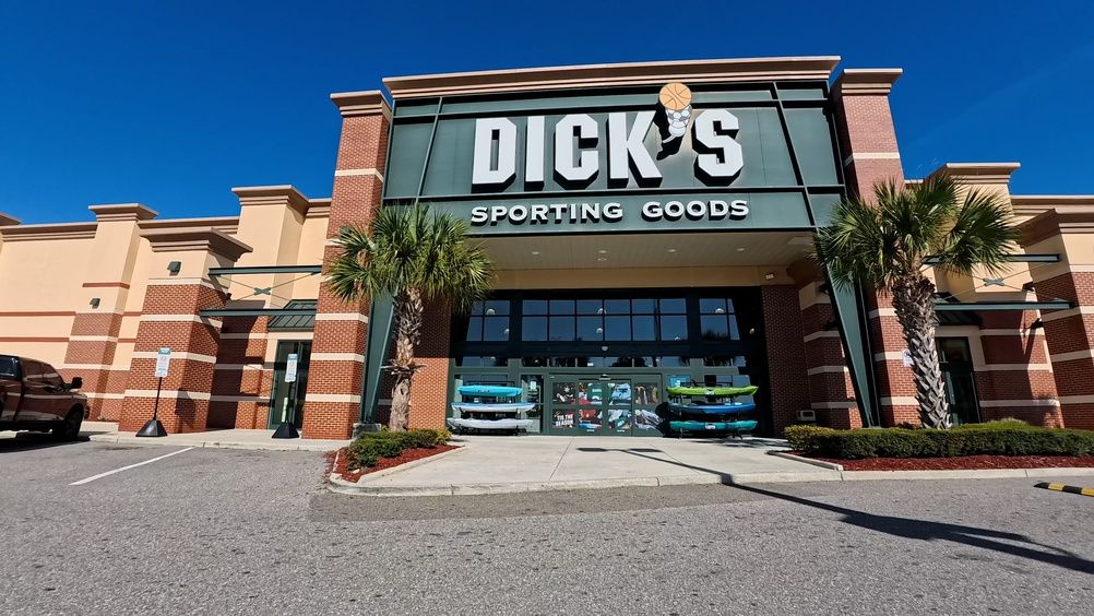 TradingKey — Dick's Sporting Goods (DKS) presentó el martes unos resultados del segundo trimestre que no alcanzaron las expectativas de Wall Street y recortó sus previsiones para todo el año debido al débil desempeño de Foot Locker. La compañía señaló que la intensificación de la competencia en el mercado de calzado y ropa deportiva, el aumento de la actividad promocional y unos consumidores más cautelosos están ejerciendo presión sobre partes de su negocio.