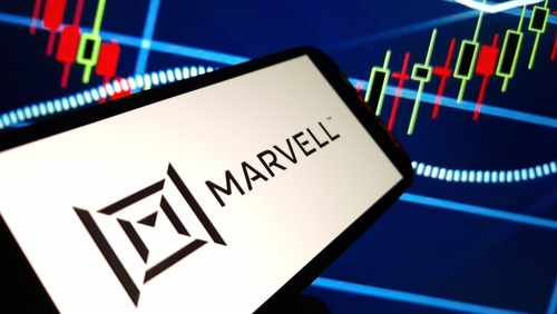 Cổ phiếu của Marvell Technology (MRVL) có thời điểm đã giảm hơn 3% sau khi công ty công bố kết quả tài chính quý 2 năm tài chính 2027 vào ngày 27 tháng 8 theo giờ Miền Đông. Tính đến thời điểm đưa tin, cổ phiếu này vẫn giảm 2,17% xuống mức 236,20 USD. Trong kỳ, doanh thu của Marvell tăng 37% so với cùng kỳ năm ngoái và 13% so với quý trước, đạt mức kỷ lục 2,739 tỷ USD, vượt kỳ vọng của thị trường là khoảng 2,71 tỷ USD và cao hơn khoảng 39 triệu USD so với mức trung vị trong định hướng kinh doanh mà công ty đưa ra vào ngày 27 tháng 5.